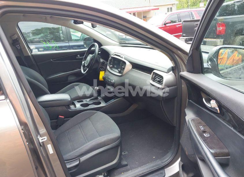 Photo 5 of 2017 Kia Sorento 2.4L LX (VIN 5XYPGDA37HG239271)