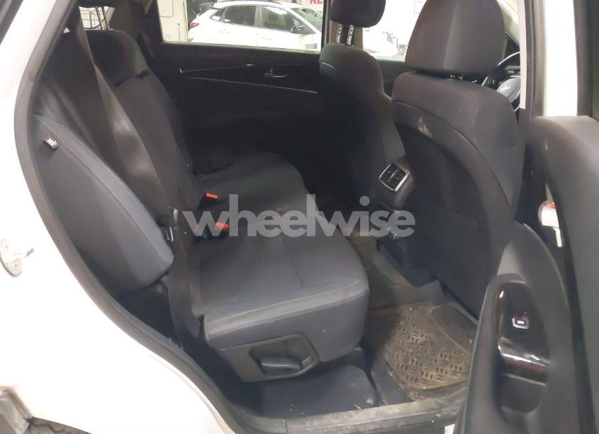 Photo 8 of 2019 Kia Sorento 2.4L LX (VIN 5XYPGDA37KG436237)