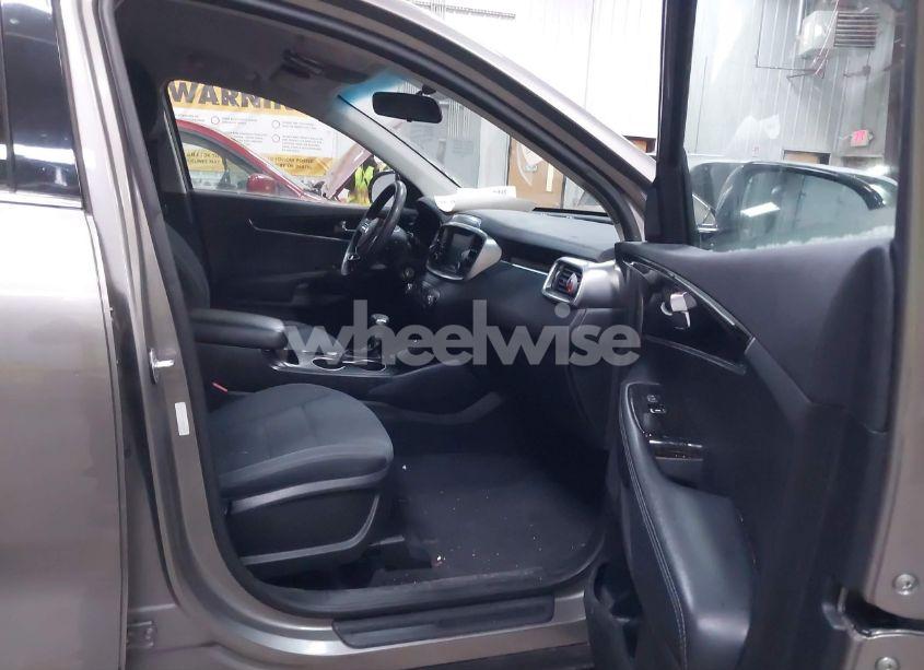 Photo 5 of 2019 Kia Sorento 2.4L LX (VIN 5XYPGDA37KG509638)