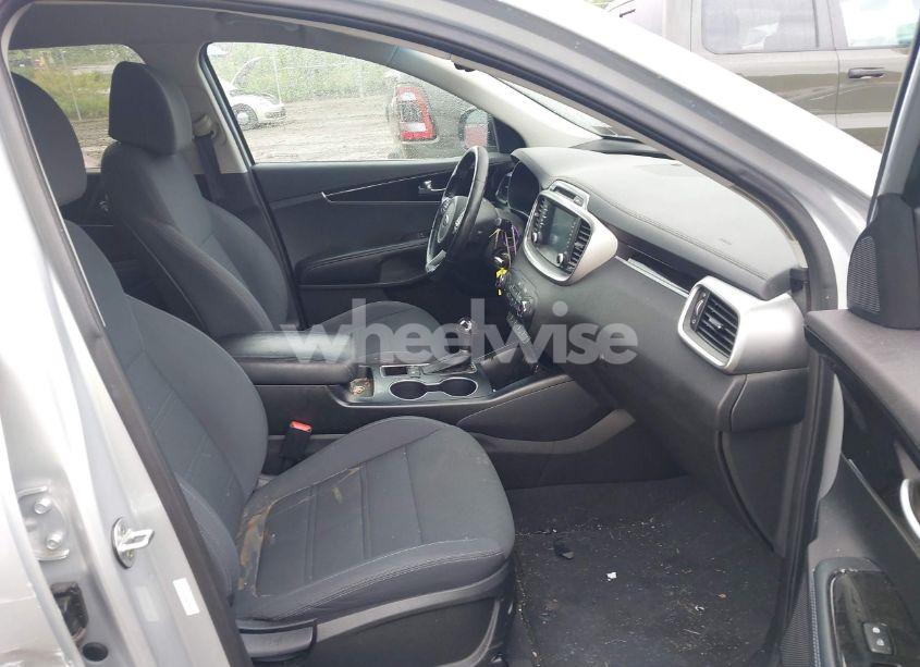 Photo 5 of 2017 Kia Sorento 2.4L LX (VIN 5XYPGDA38HG231535)