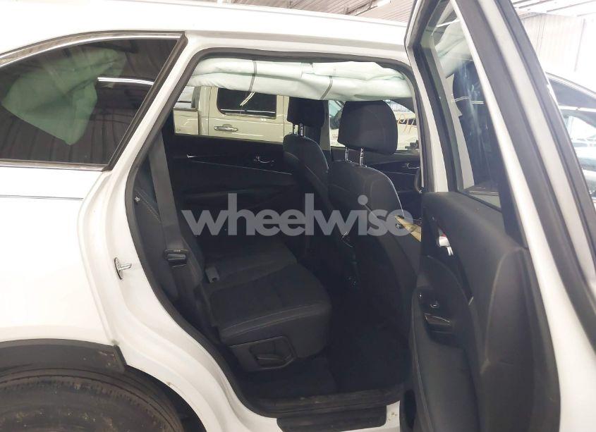 Photo 8 of 2017 Kia Sorento 2.4L LX (VIN 5XYPGDA38HG281058)