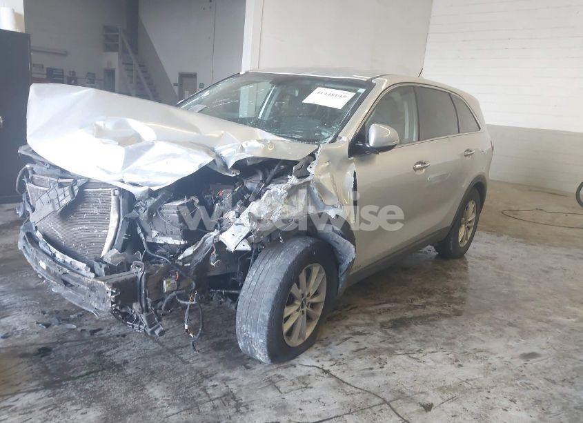 Photo 2 of 2019 Kia Sorento 2.4L LX (VIN 5XYPGDA38KG552658)