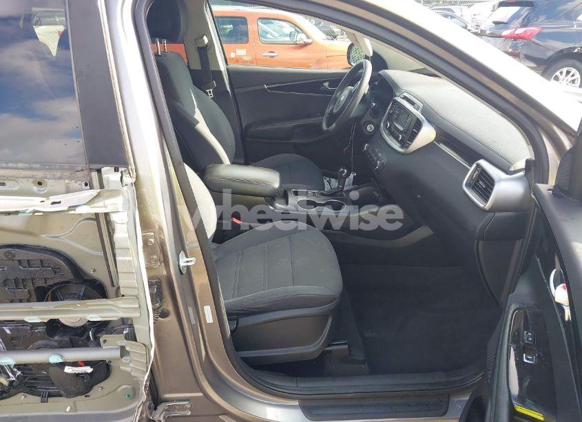 Photo 5 of 2016 Kia Sorento 2.4L LX (VIN 5XYPGDA39GG112455)