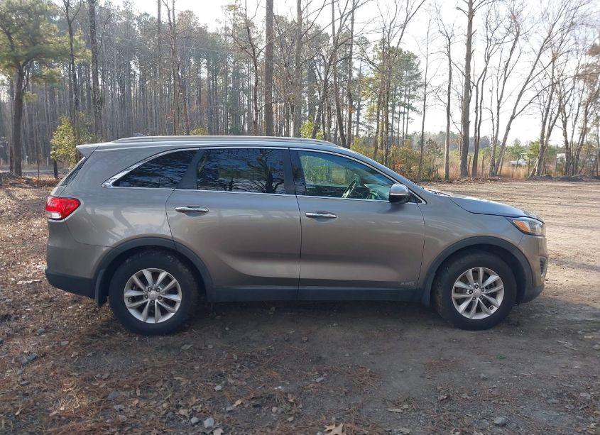 Photo 13 of 2017 Kia Sorento 2.4L LX (VIN 5XYPGDA39HG200035)
