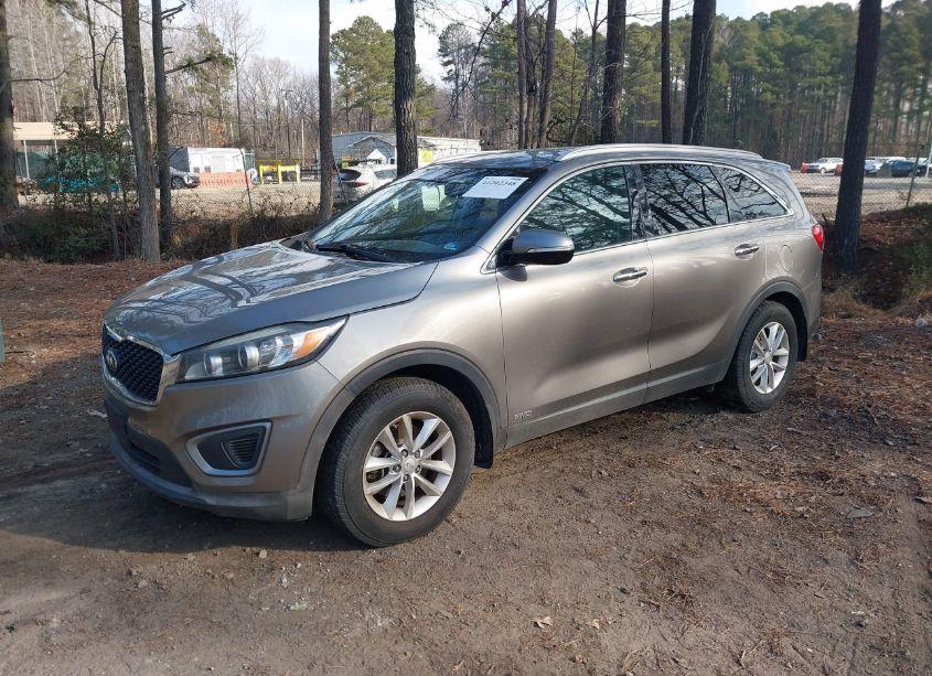 Photo 2 of 2017 Kia Sorento 2.4L LX (VIN 5XYPGDA39HG200035)