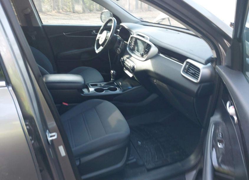 Photo 5 of 2017 Kia Sorento 2.4L LX (VIN 5XYPGDA39HG200035)