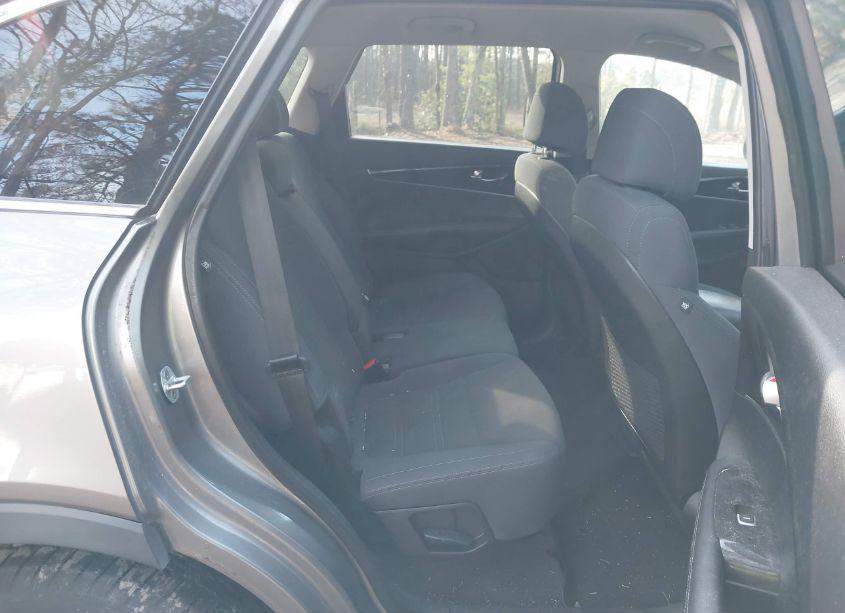 Photo 8 of 2017 Kia Sorento 2.4L LX (VIN 5XYPGDA39HG200035)