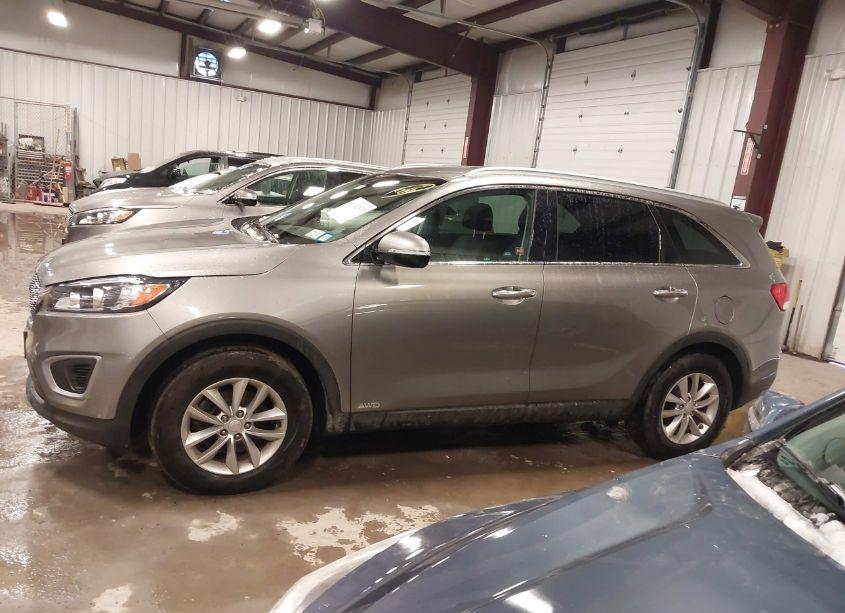 Photo 14 of 2018 Kia Sorento 2.4L LX (VIN 5XYPGDA39JG380915)