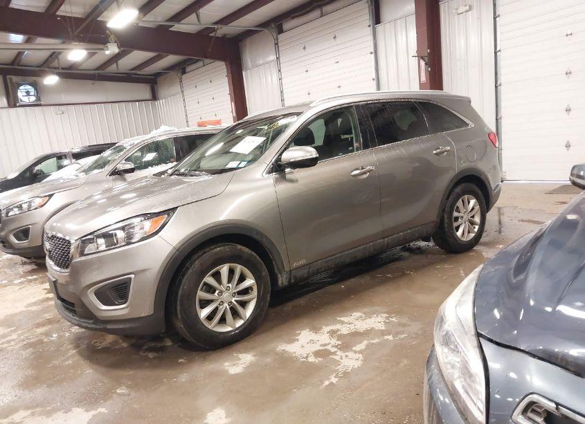 Photo 2 of 2018 Kia Sorento 2.4L LX (VIN 5XYPGDA39JG380915)