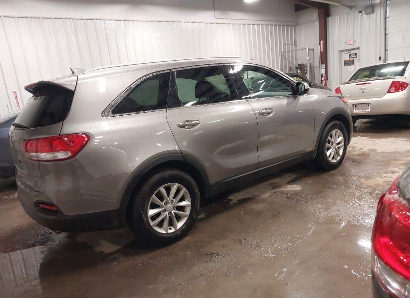 Photo 4 of 2018 Kia Sorento 2.4L LX (VIN 5XYPGDA39JG380915)
