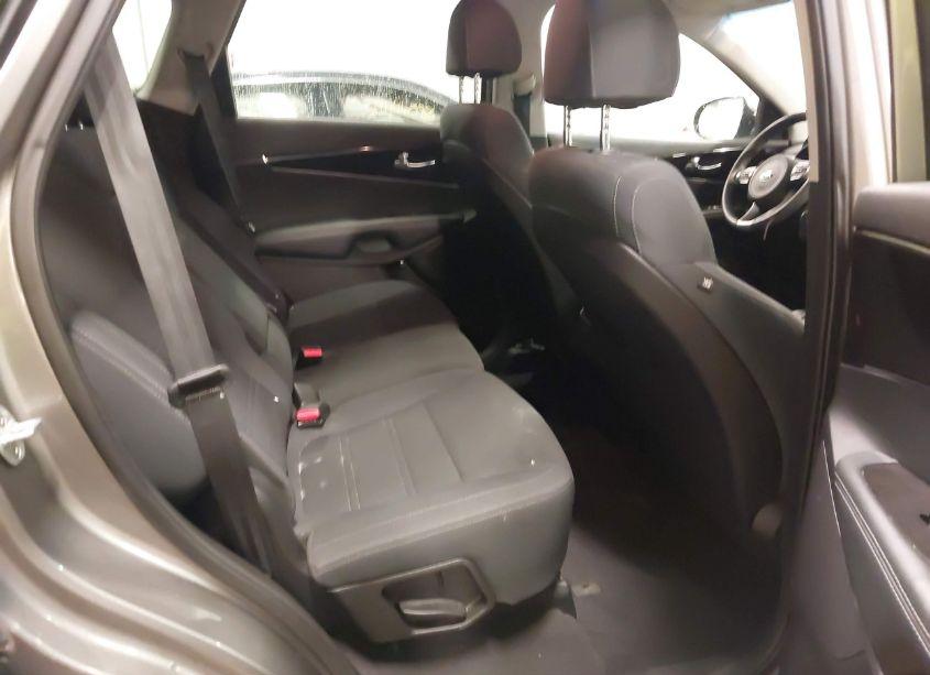 Photo 8 of 2018 Kia Sorento 2.4L LX (VIN 5XYPGDA39JG380915)