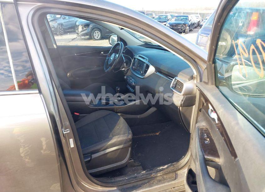 Photo 5 of 2018 Kia Sorento 2.4L LX (VIN 5XYPGDA39JG399142)