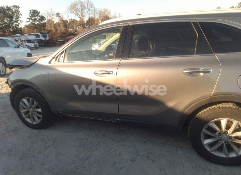 Photo 14 of 2018 Kia Sorento 2.4L LX (VIN 5XYPGDA39JG431409)