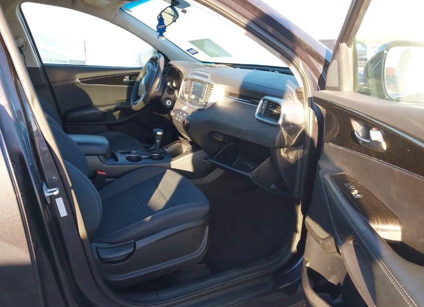 Photo 5 of 2019 Kia Sorento 2.4L LX (VIN 5XYPGDA39KG537442)