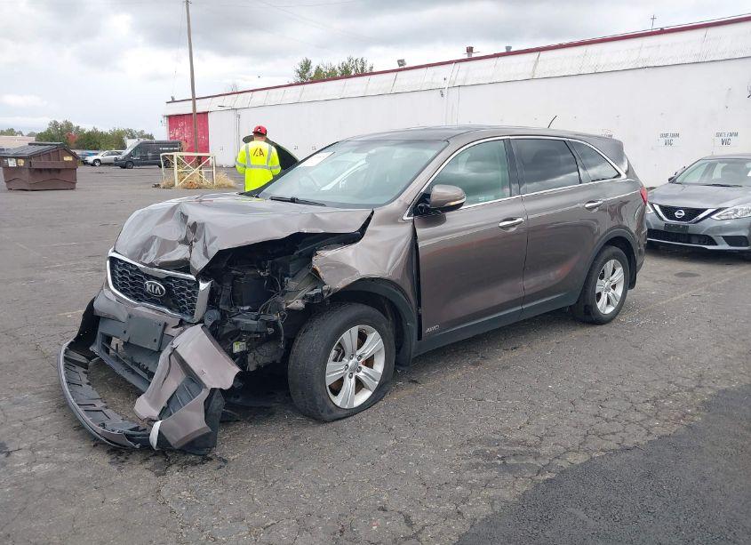 Photo 2 of 2019 Kia Sorento 2.4L LX (VIN 5XYPGDA39KG538395)