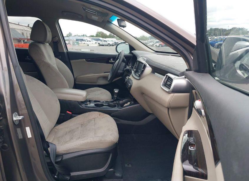 Photo 5 of 2019 Kia Sorento 2.4L LX (VIN 5XYPGDA39KG538395)