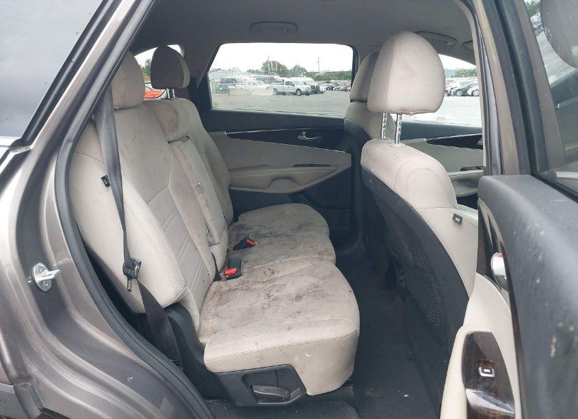 Photo 8 of 2019 Kia Sorento 2.4L LX (VIN 5XYPGDA39KG538395)