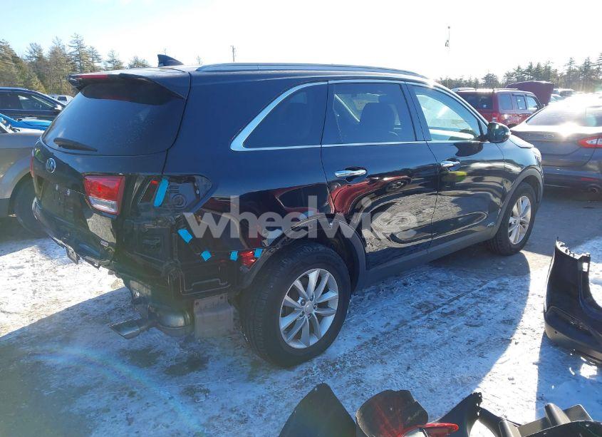 Photo 4 of 2017 Kia Sorento 2.4L LX (VIN 5XYPGDA3XHG312990)