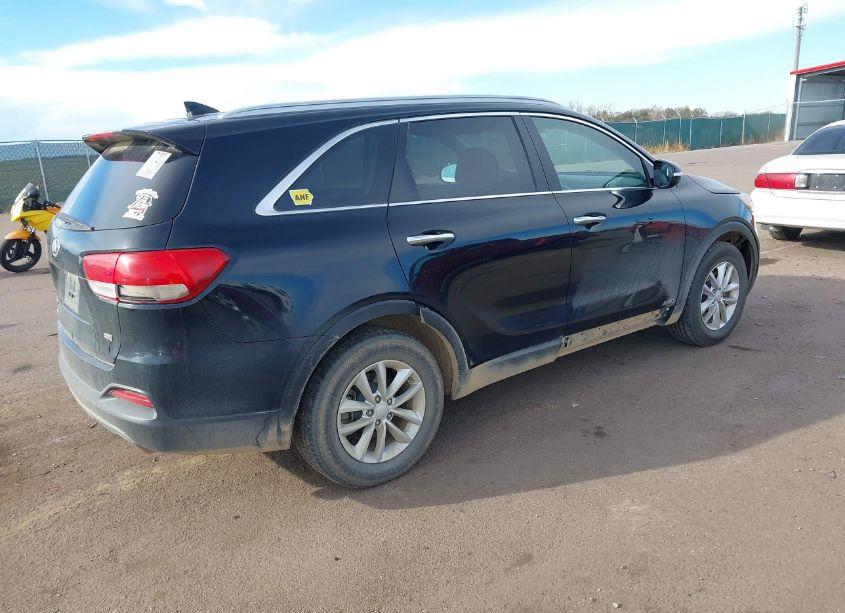 Photo 4 of 2018 Kia Sorento 2.4L LX (VIN 5XYPGDA3XJG401903)