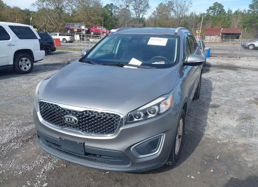 Photo 2 of 2017 Kia Sorento 3.3L LX (VIN 5XYPGDA50HG191131)