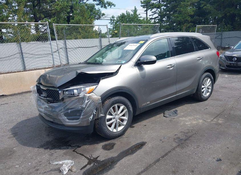 Photo 2 of 2018 Kia Sorento 3.3L LX (VIN 5XYPGDA50JG367522)