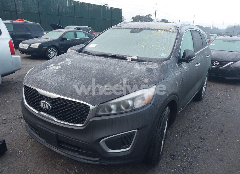 Photo 2 of 2017 Kia Sorento 3.3L LX (VIN 5XYPGDA52HG335617)