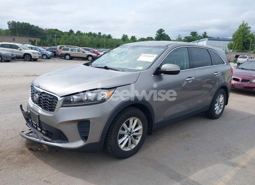Photo 2 of 2019 Kia Sorento 3.3L LX (VIN 5XYPGDA52KG457482)