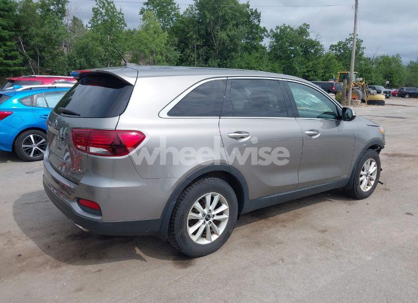 Photo 4 of 2019 Kia Sorento 3.3L LX (VIN 5XYPGDA52KG457482)