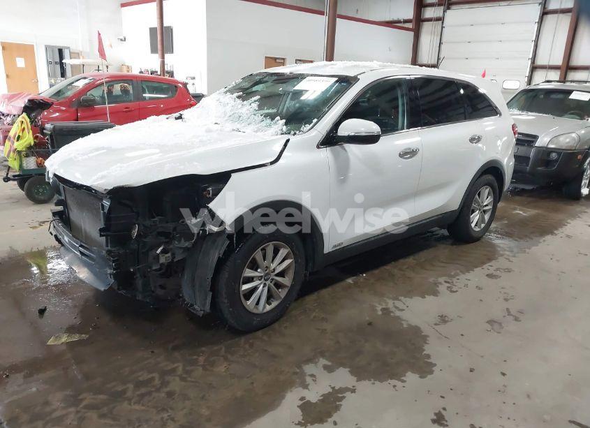 Photo 2 of 2019 Kia Sorento 3.3L LX (VIN 5XYPGDA52KG481152)