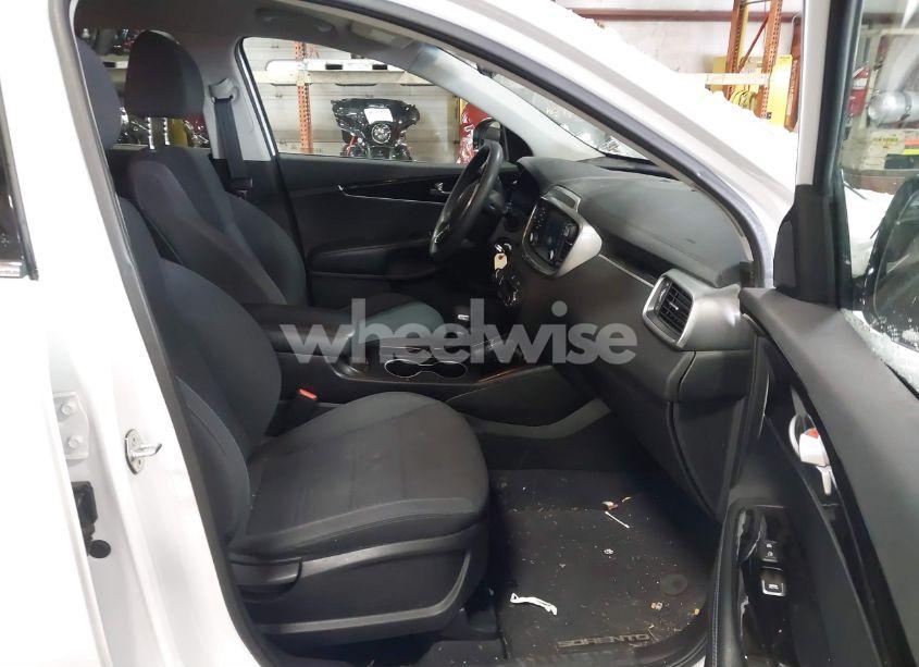 Photo 5 of 2019 Kia Sorento 3.3L LX (VIN 5XYPGDA52KG481152)