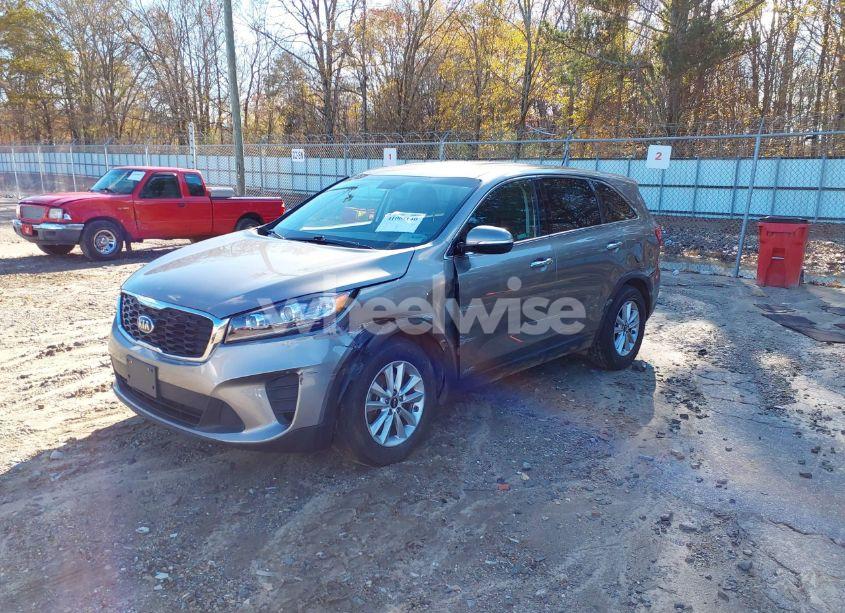 Photo 2 of 2019 Kia Sorento 3.3L LX (VIN 5XYPGDA52KG528440)