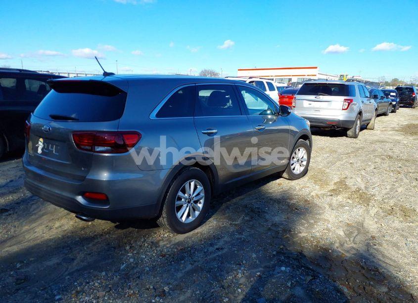 Photo 4 of 2019 Kia Sorento 3.3L LX (VIN 5XYPGDA52KG528440)