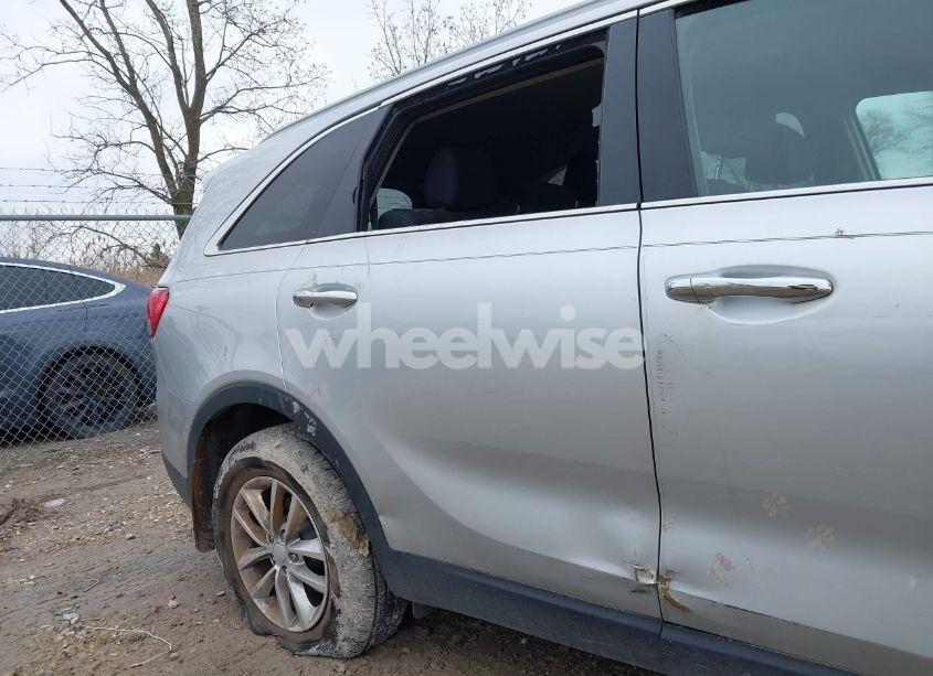 Photo 6 of 2018 Kia Sorento 3.3L LX (VIN 5XYPGDA54JG368009)