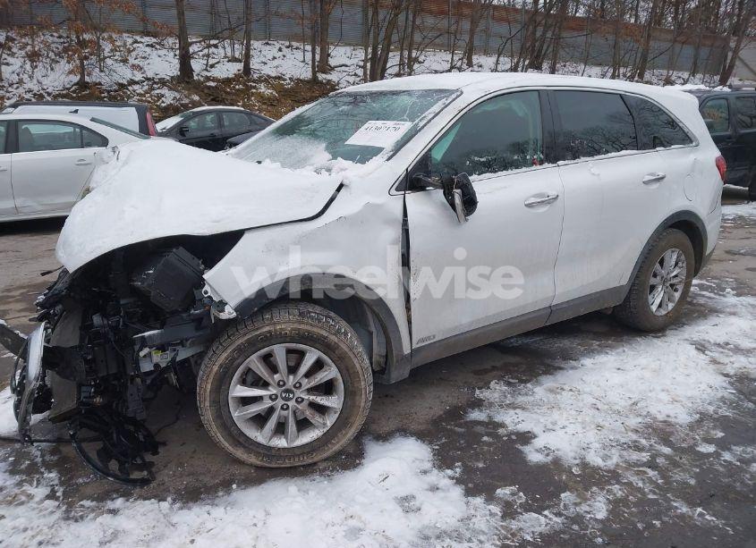 Photo 2 of 2019 Kia Sorento 3.3L LX (VIN 5XYPGDA55KG450039)