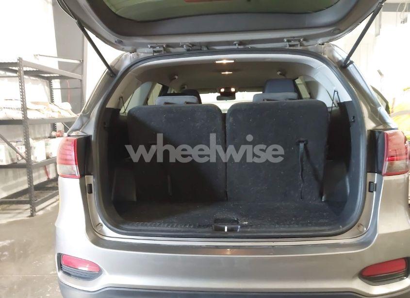 Photo 18 of 2019 Kia Sorento 3.3L LX (VIN 5XYPGDA55KG483686)