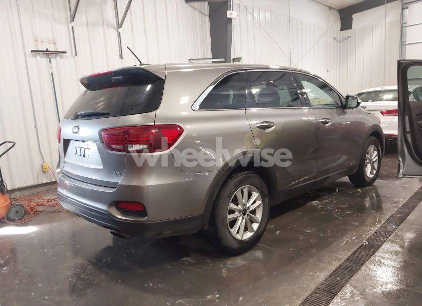 Photo 4 of 2019 Kia Sorento 3.3L LX (VIN 5XYPGDA55KG483686)