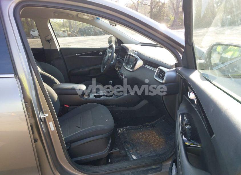 Photo 5 of 2019 Kia Sorento 3.3L LX (VIN 5XYPGDA55KG489620)