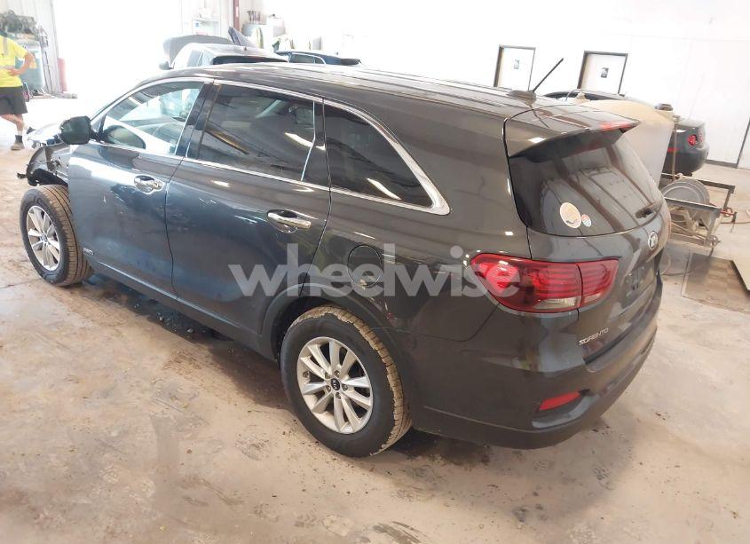 Photo 3 of 2019 Kia Sorento 3.3L LX (VIN 5XYPGDA55KG556605)