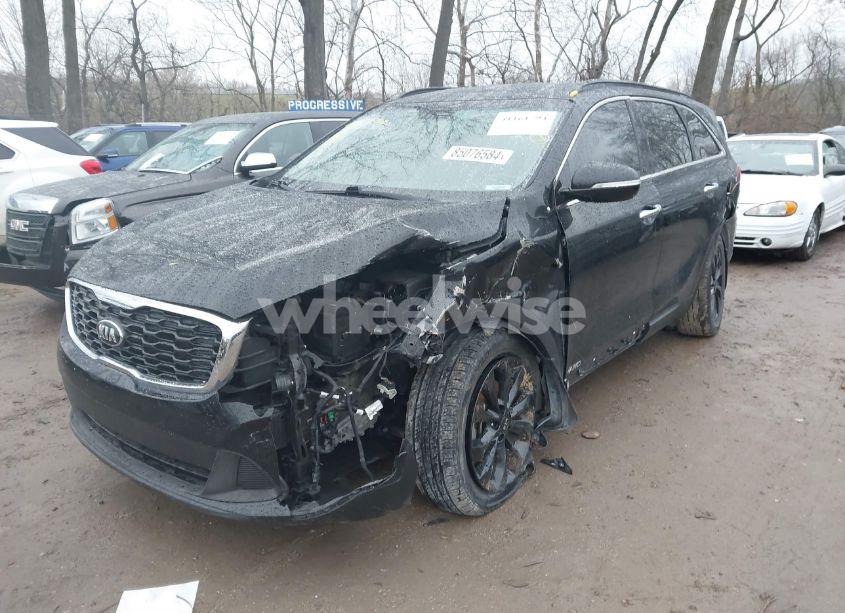 Photo 2 of 2019 Kia Sorento 3.3L S (VIN 5XYPGDA55KG583996)