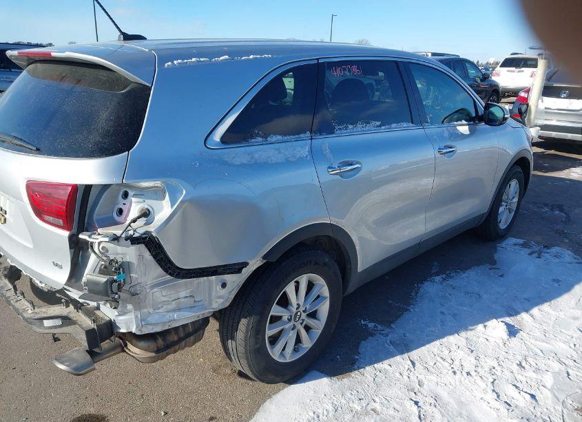 Photo 4 of 2019 Kia Sorento 3.3L LX (VIN 5XYPGDA56KG483406)