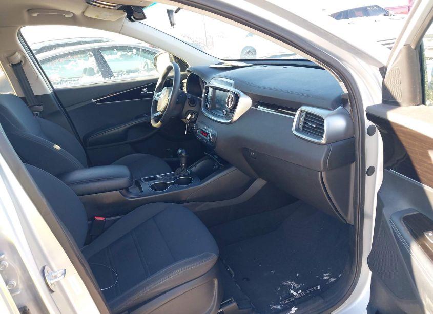 Photo 5 of 2019 Kia Sorento 3.3L LX (VIN 5XYPGDA56KG483406)