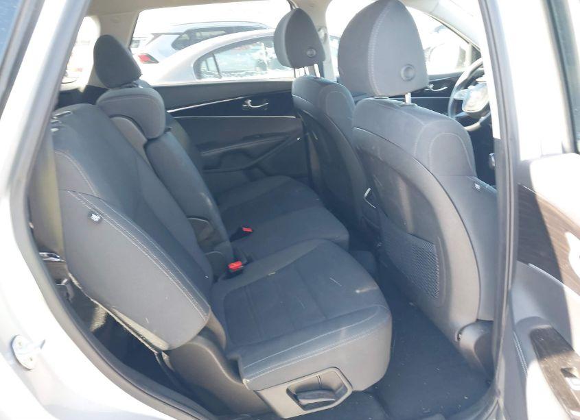 Photo 8 of 2019 Kia Sorento 3.3L LX (VIN 5XYPGDA56KG483406)
