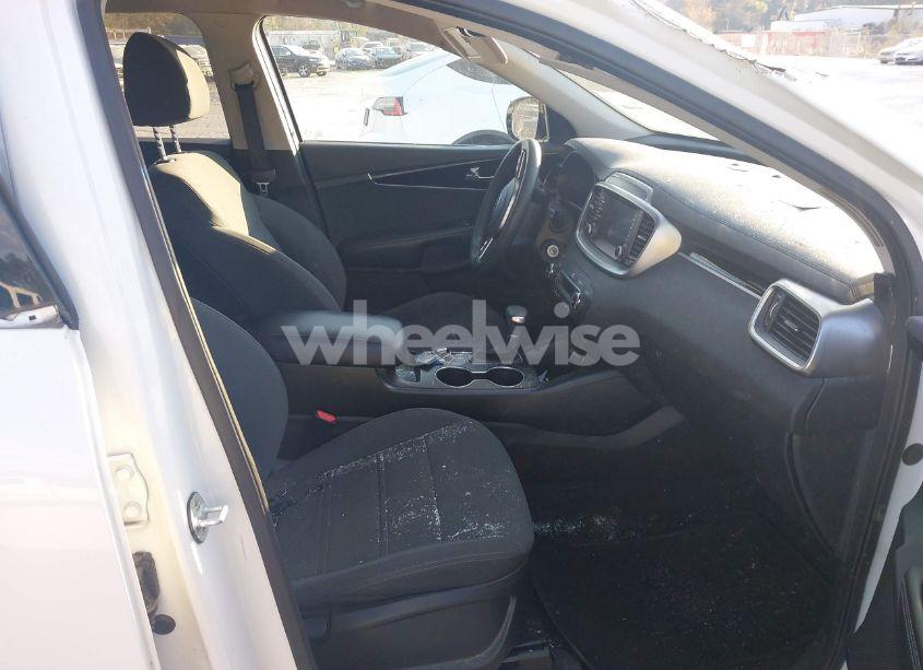 Photo 5 of 2019 Kia Sorento 3.3L LX (VIN 5XYPGDA56KG493417)