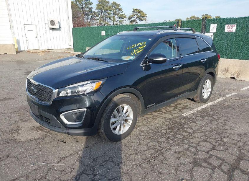 Photo 2 of 2018 Kia Sorento 3.3L LX (VIN 5XYPGDA57JG365041)