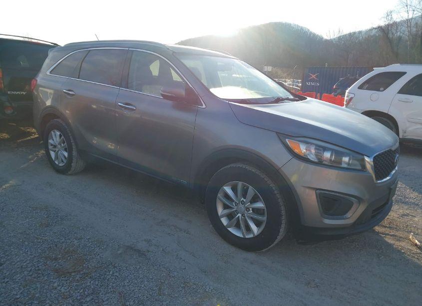 2018 Kia Sorento 3.3L LX (VIN 5XYPGDA57JG422869) main photo
