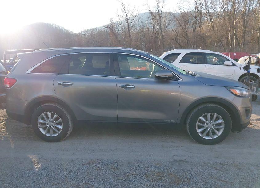 Photo 13 of 2018 Kia Sorento 3.3L LX (VIN 5XYPGDA57JG422869)