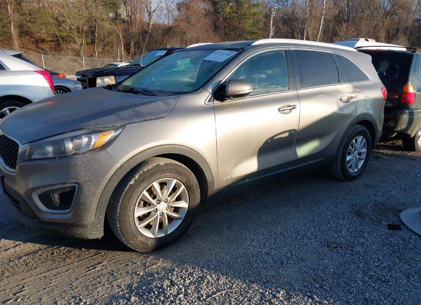 Photo 2 of 2018 Kia Sorento 3.3L LX (VIN 5XYPGDA57JG422869)
