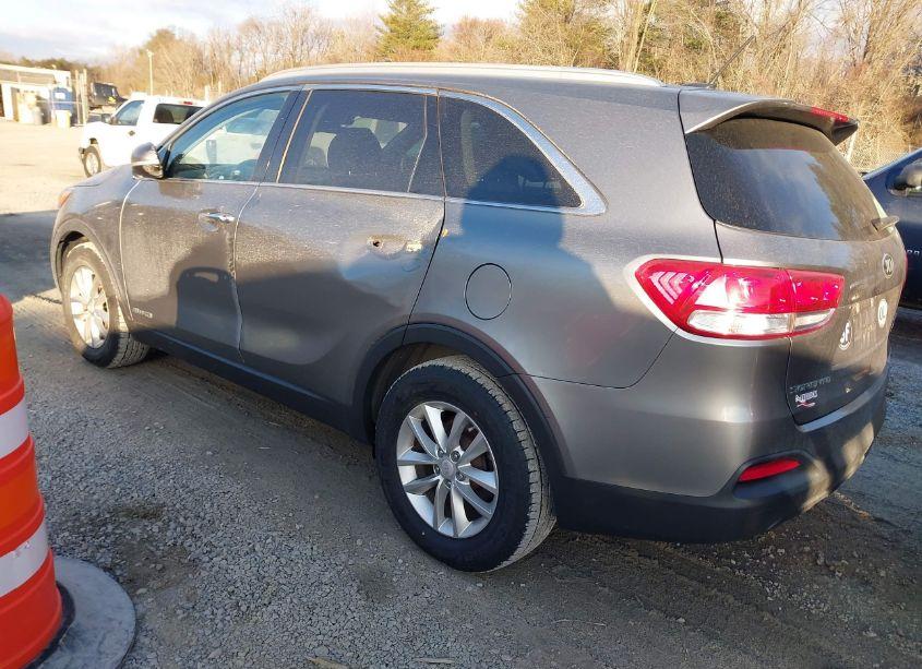 Photo 3 of 2018 Kia Sorento 3.3L LX (VIN 5XYPGDA57JG422869)