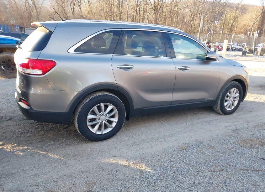Photo 4 of 2018 Kia Sorento 3.3L LX (VIN 5XYPGDA57JG422869)