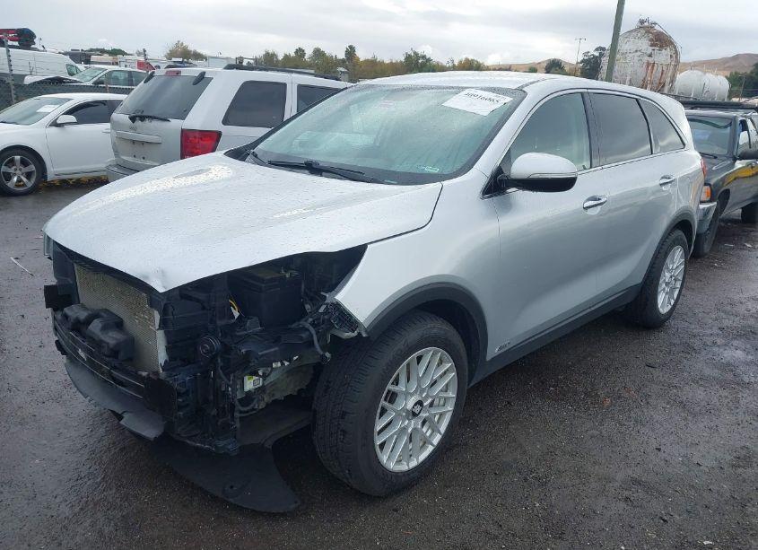 Photo 2 of 2019 Kia Sorento 3.3L LX (VIN 5XYPGDA57KG570814)